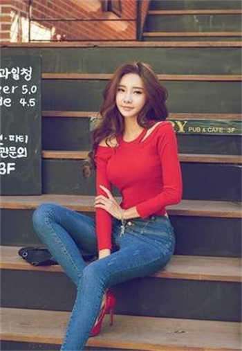 拍婚纱的摄影师与准新娘