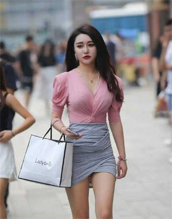 麻痘沈娜娜游泳馆