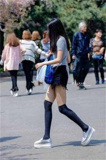 她扑倒亡夫灵前哭得