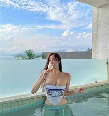 林予曦吃芭蕉播放