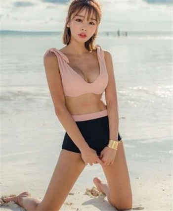 女老师和自己的学生打扑克