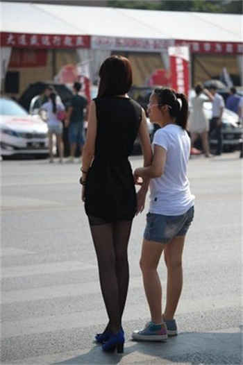 一女子在公园椅子上拉屎