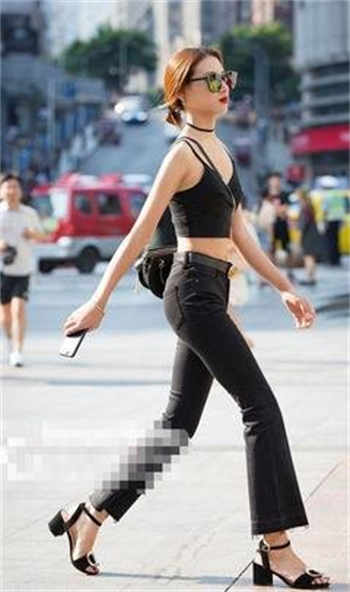 男学生和女老师打扑克