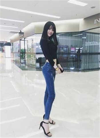 女子跑草丛里小便