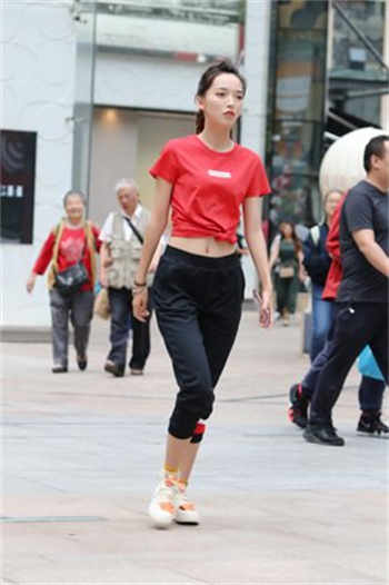 部长和女员工在她家里木鱼