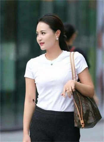 女的路边瞬间拉屎